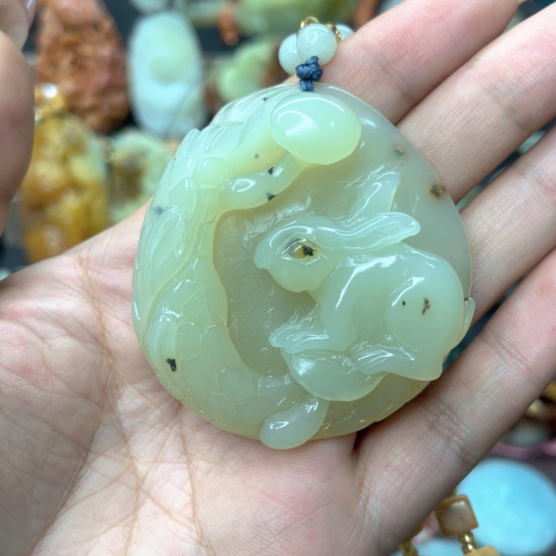 蛇纹石玉颈饰未镶嵌
