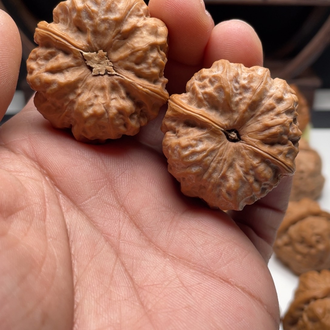 姜***.文玩核桃吊坠蛤蟆头核桃 39