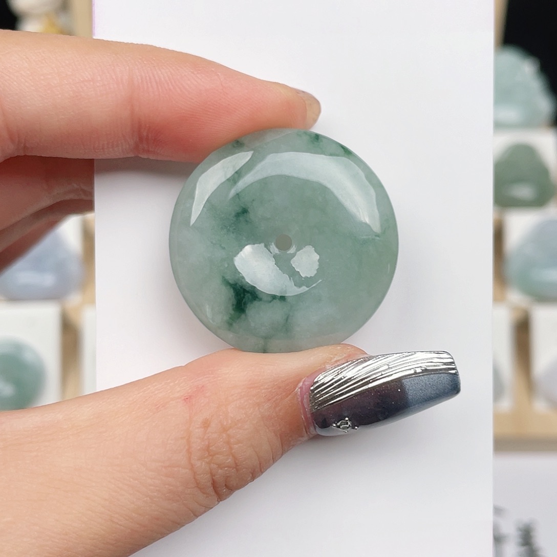 翡翠未镶嵌颈饰平安扣