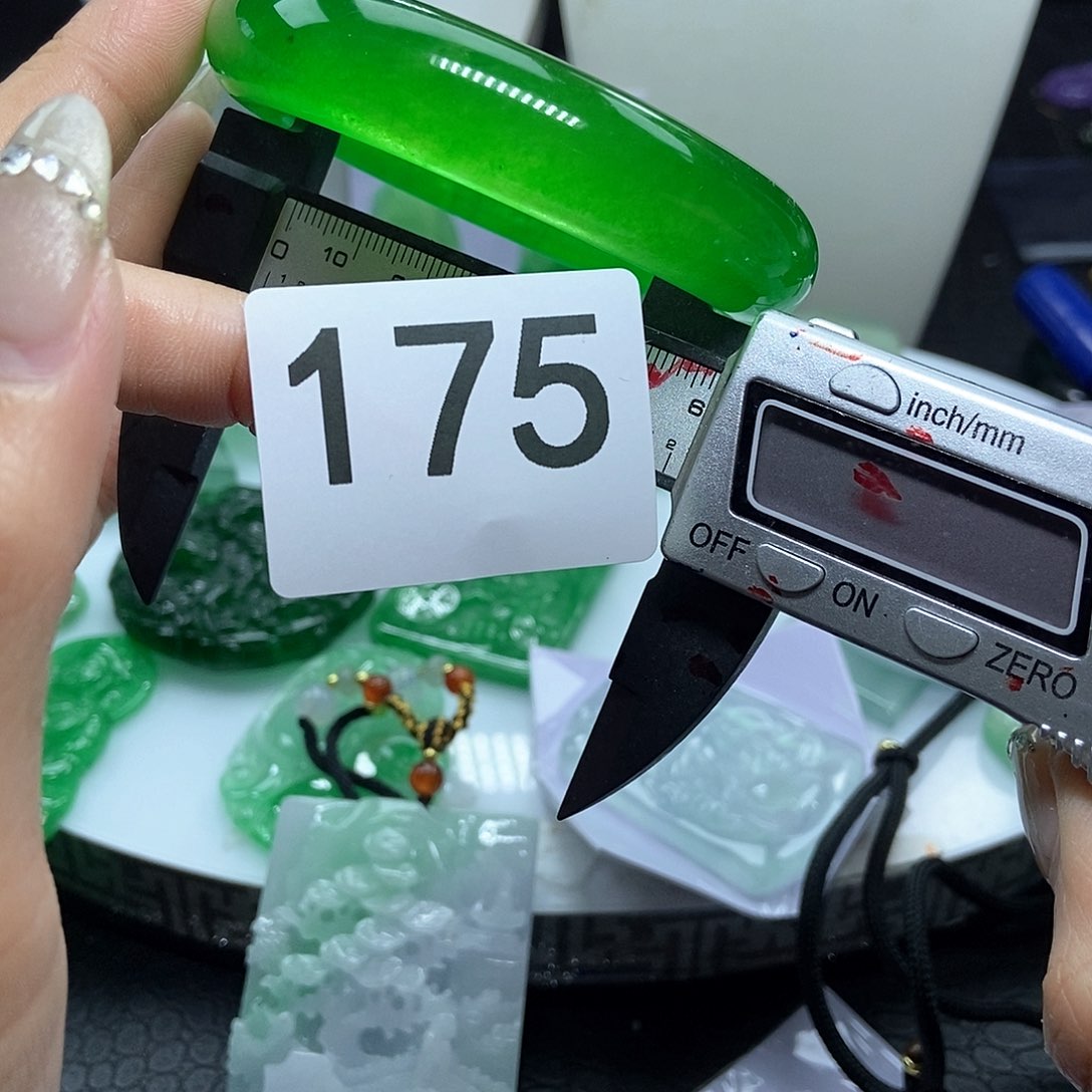 翡翠吊坠(赠链)未镶嵌