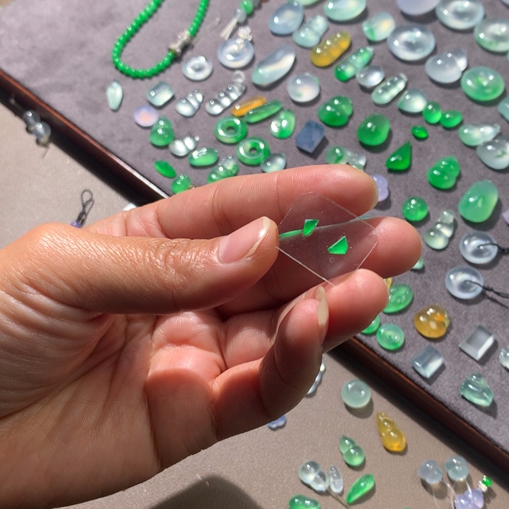 翡翠裸石两个绿色切割