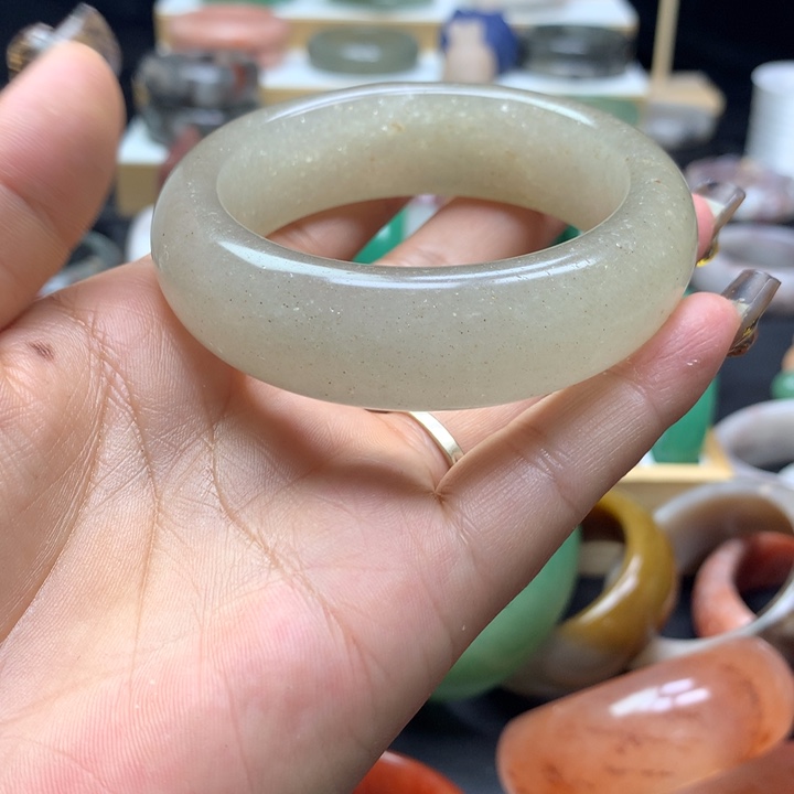 未镶嵌手镯石英质玉皮****飞