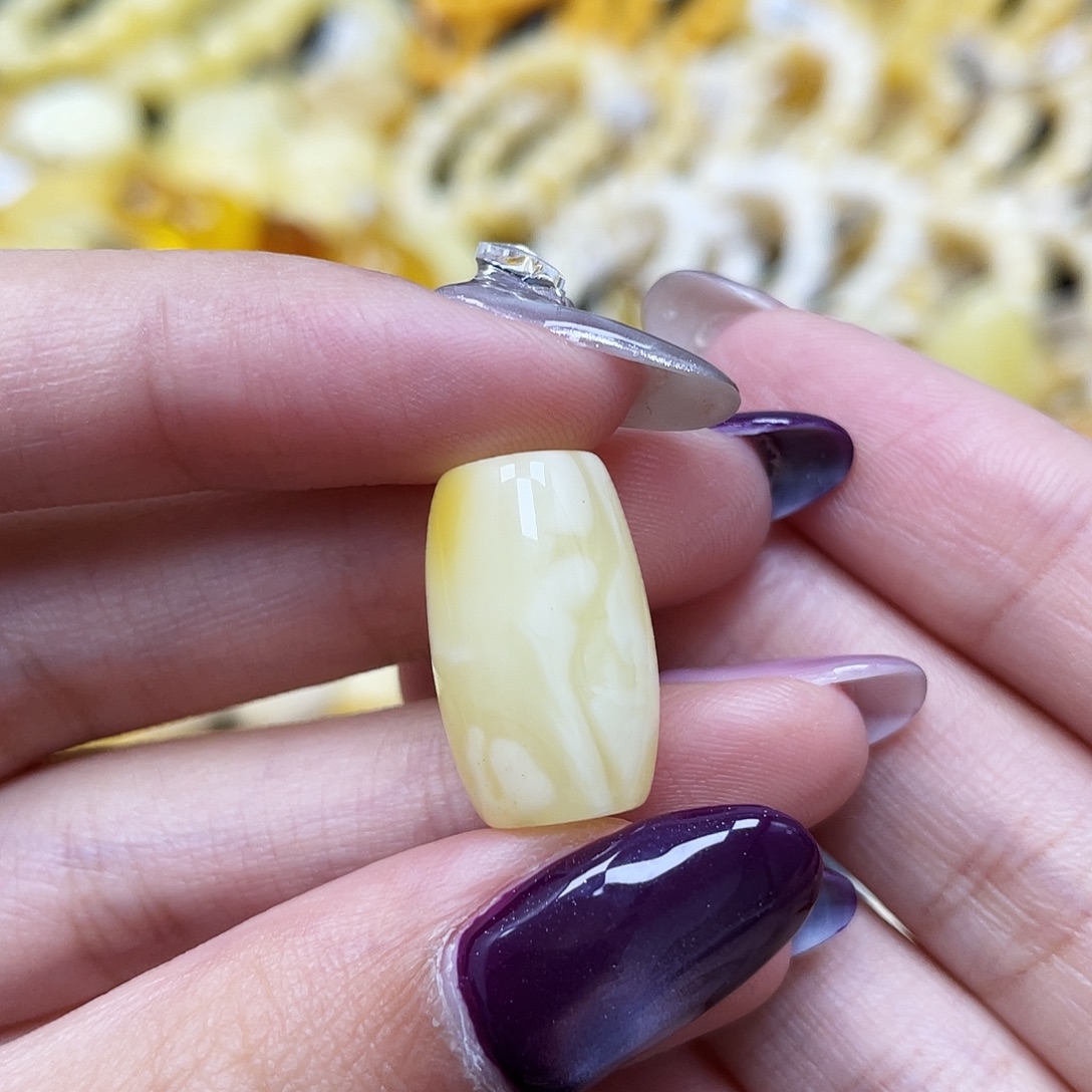 琥珀未镶嵌裸石19.2*11.9mm蜜蜡桶珠 俏色