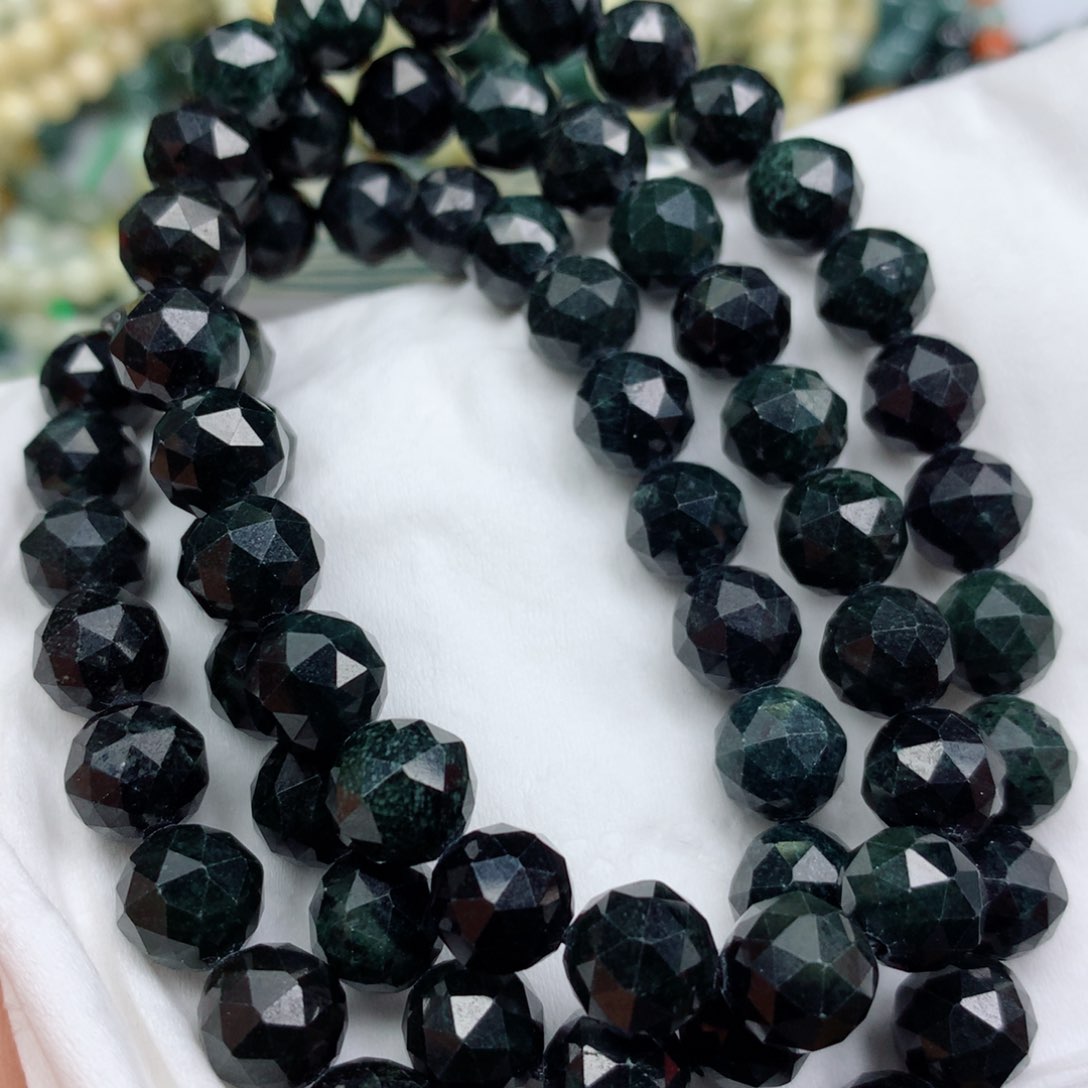 翡翠颈饰未镶嵌珠子