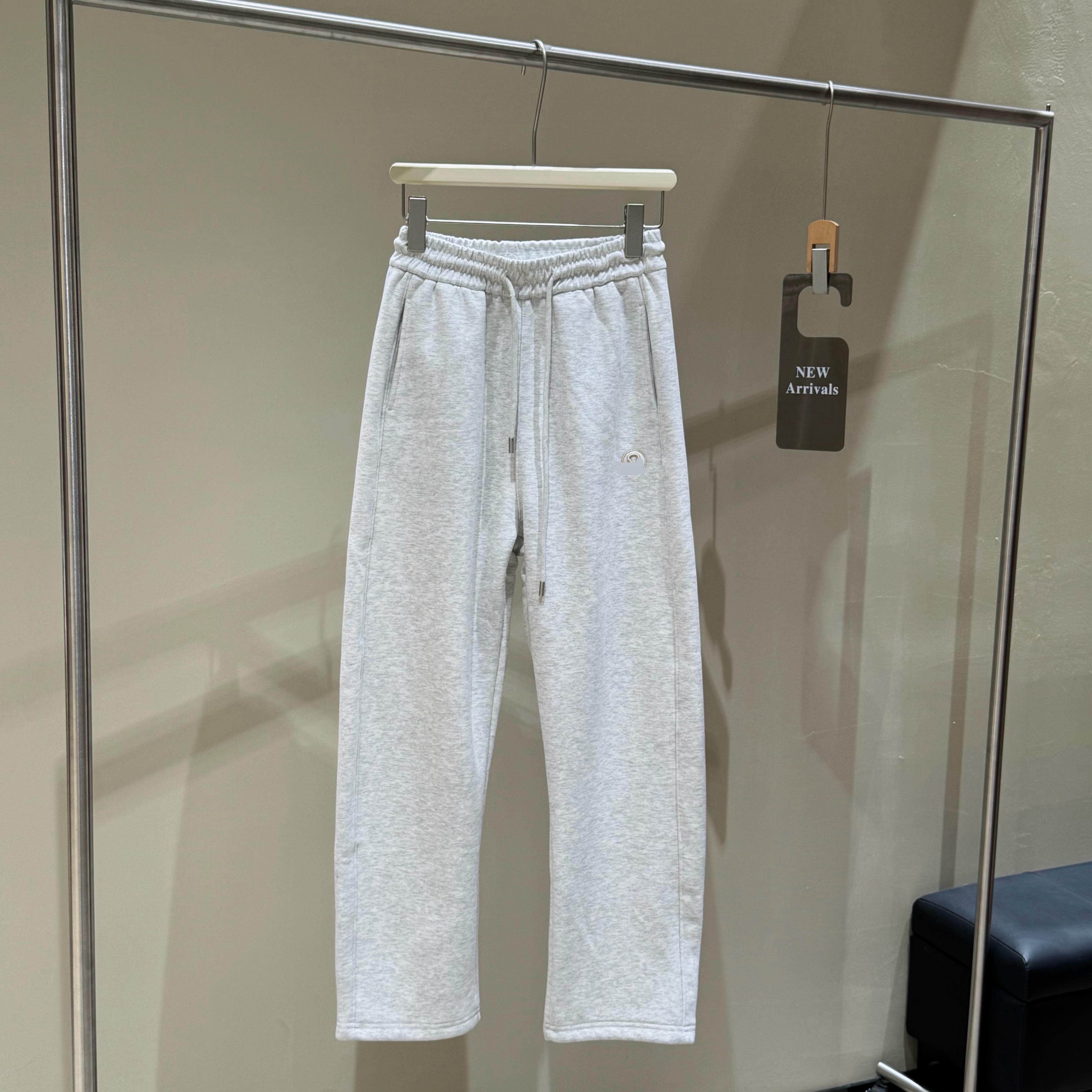 腿标加绒弯刀裤 一模一样