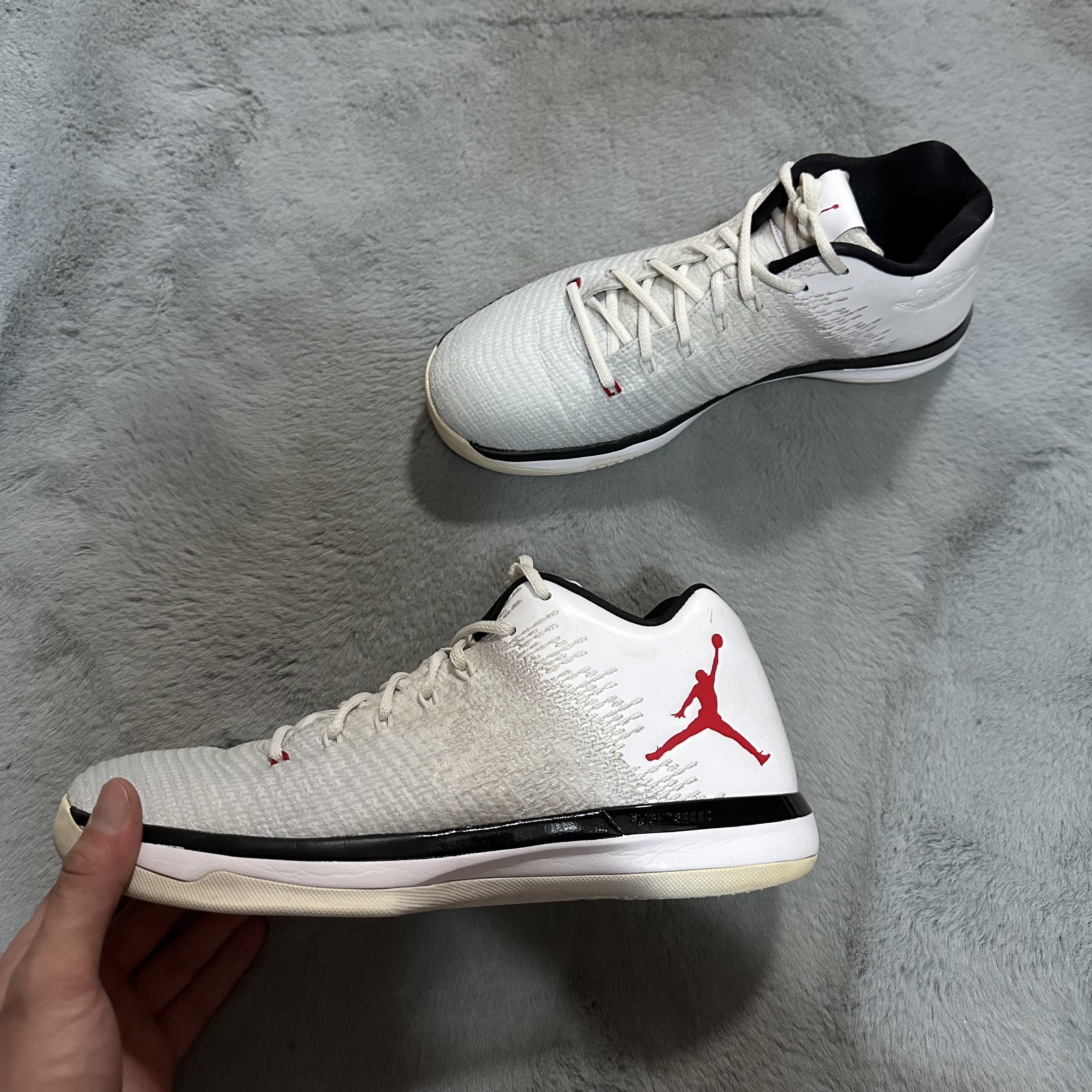 44码 aj31low公牛 95新 鞋底磨损小 鞋面新 气垫完好 中古篮球鞋
