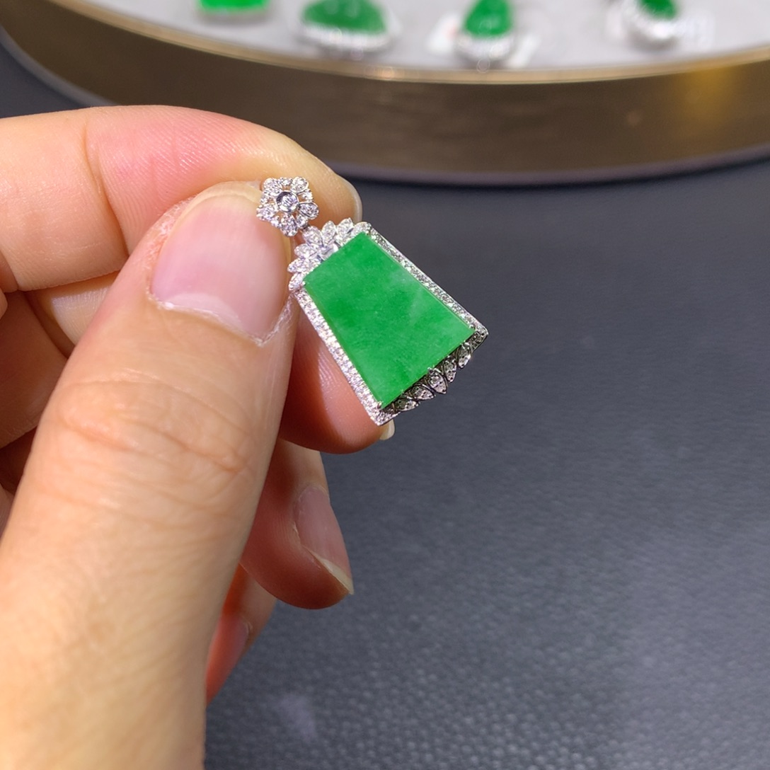 翡翠颈饰18K金镶嵌翡翠