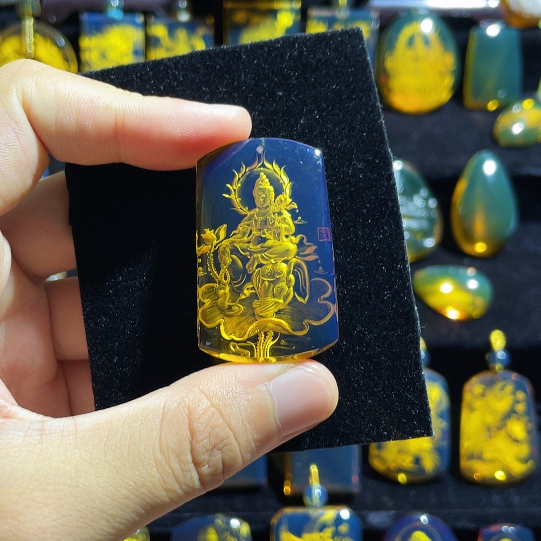 琥珀颈饰未镶嵌蓝珀普贤菩萨阴雕吊坠
