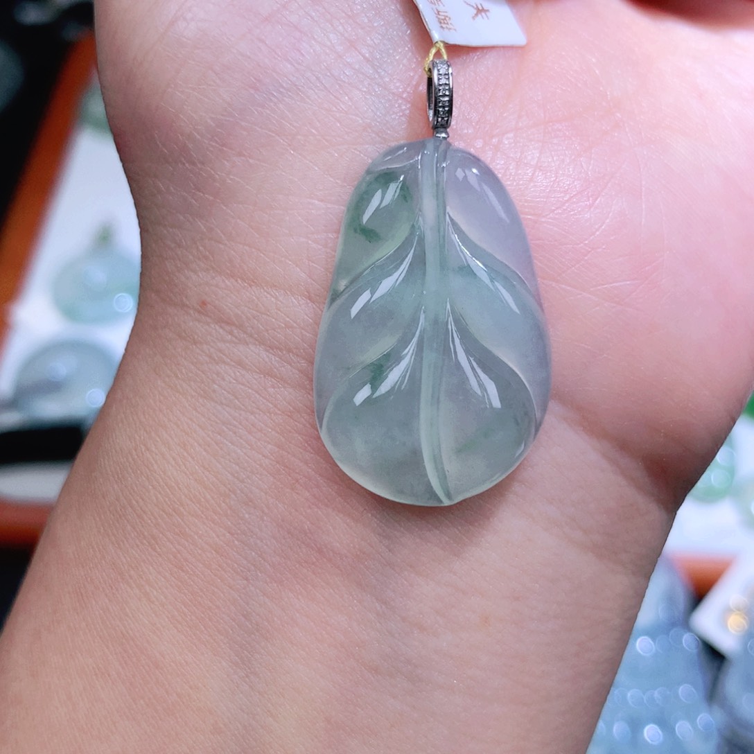 翡翠18K金镶嵌颈饰叶子