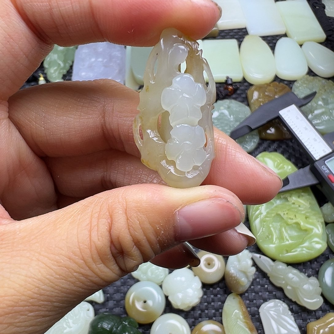 和田玉未镶嵌吊坠(不含链)卡