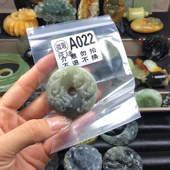 陈***.只买单纯的吊坠，没带链子，属的性质。