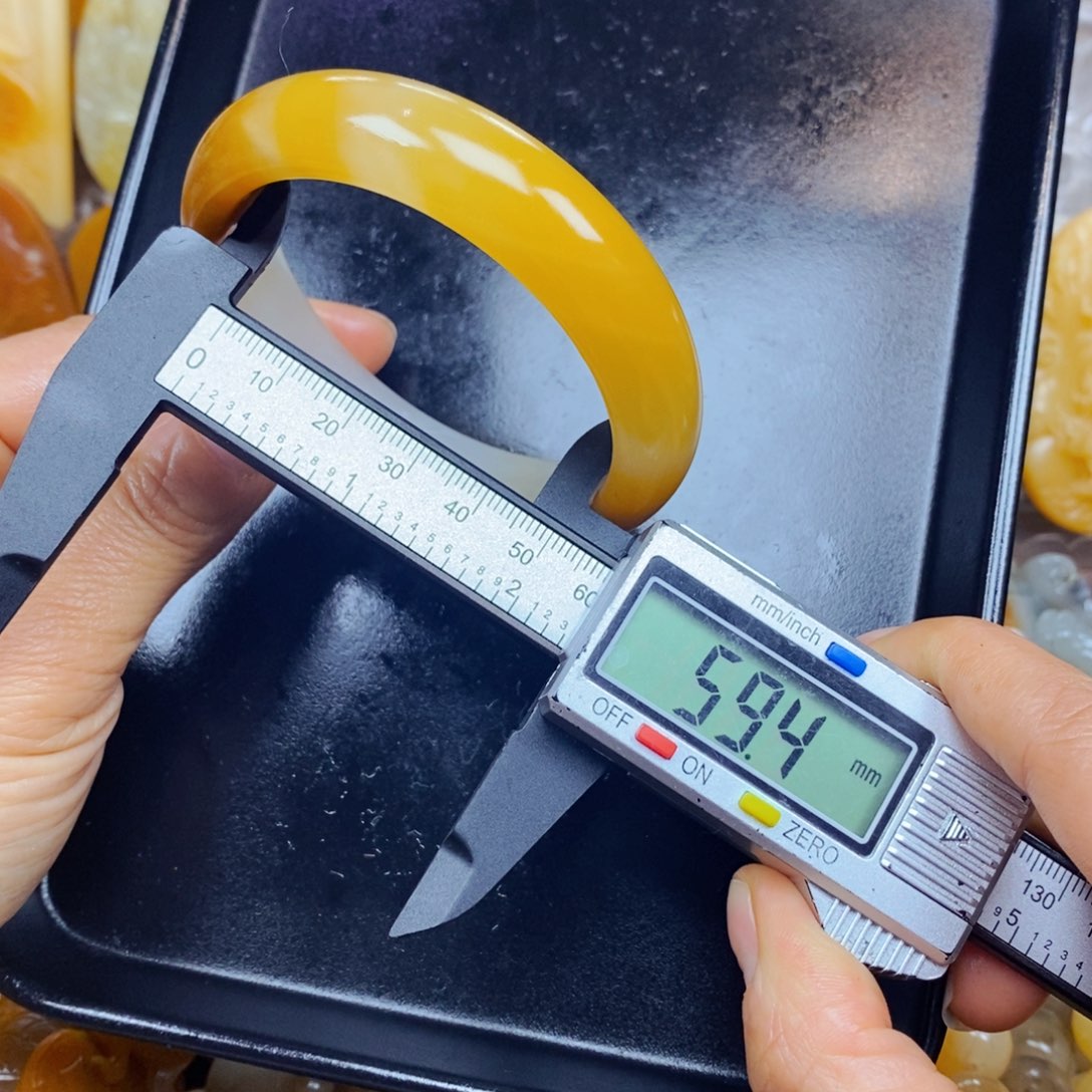 石英质玉（黄龙玉）未镶嵌颈饰