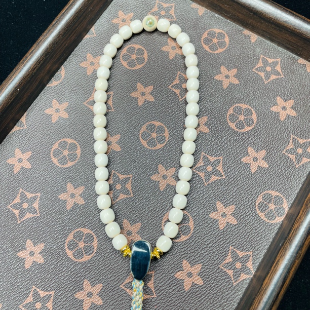 天然保真猛犸牙  8.5×8.5mm 手持（36颗➕顶珠1.0 mm）