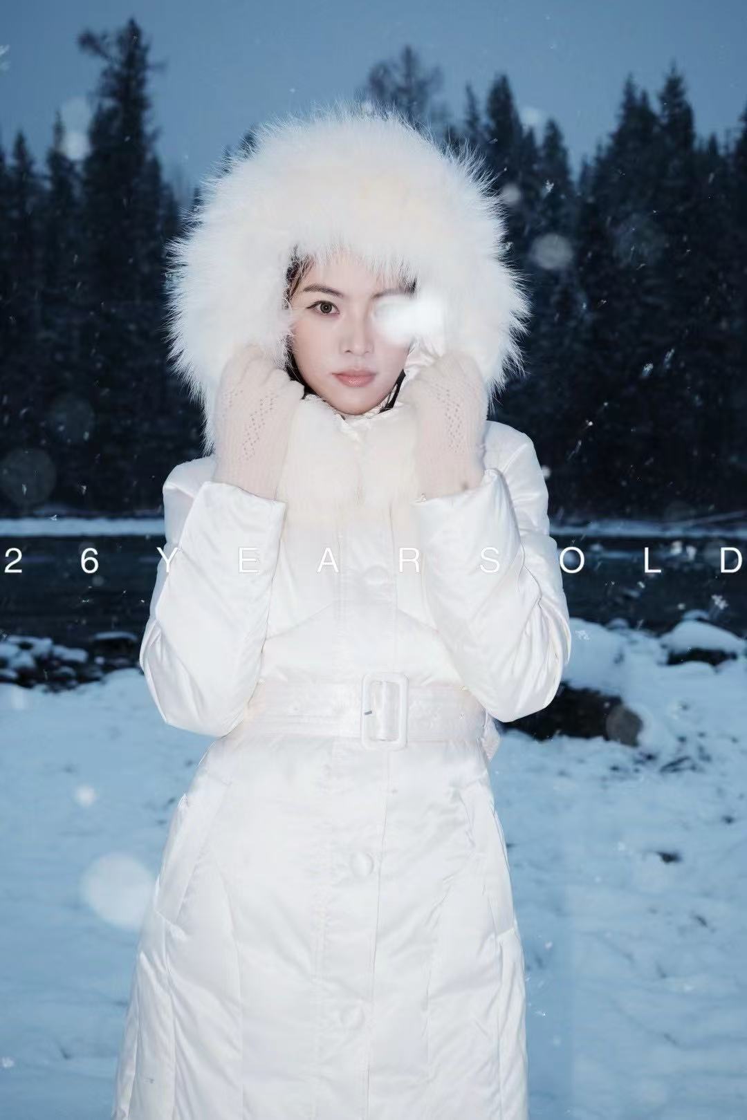 26新款秋冬爆款设计师款狐狸毛领桑蚕丝加定制面料鹅绒服收腰款女