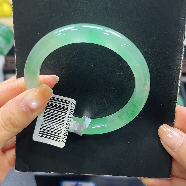 爱****石英质玉（非洲翠）未镶嵌手镯