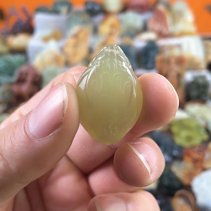 蛇纹石玉颈饰未镶嵌