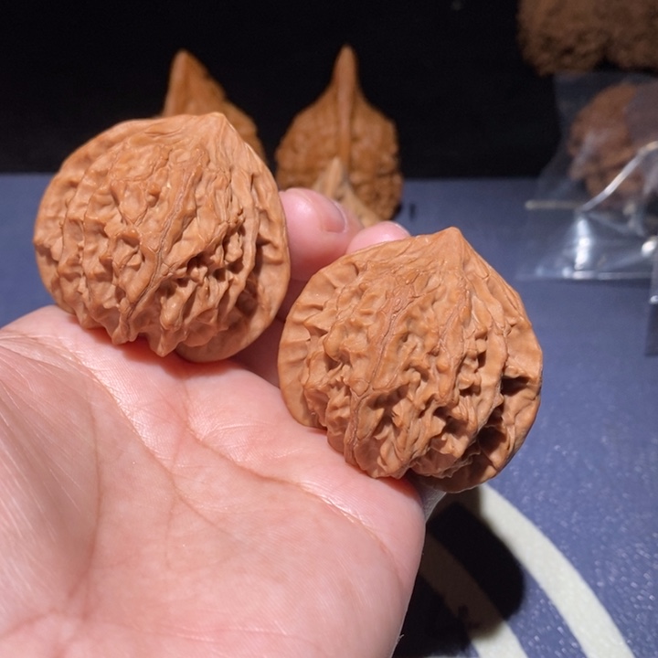 文玩核桃吊坠血灯笼