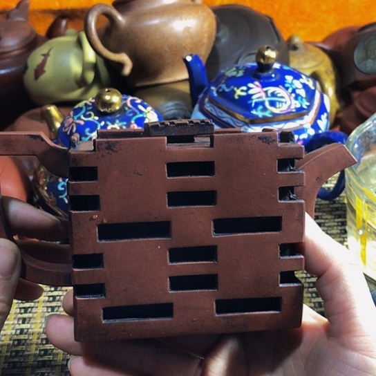 紫砂茶壶原矿泥料手工制作的紫砂壶。