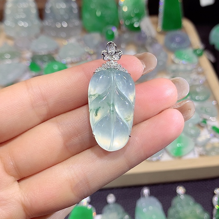 翡翠18K金镶嵌颈饰扣