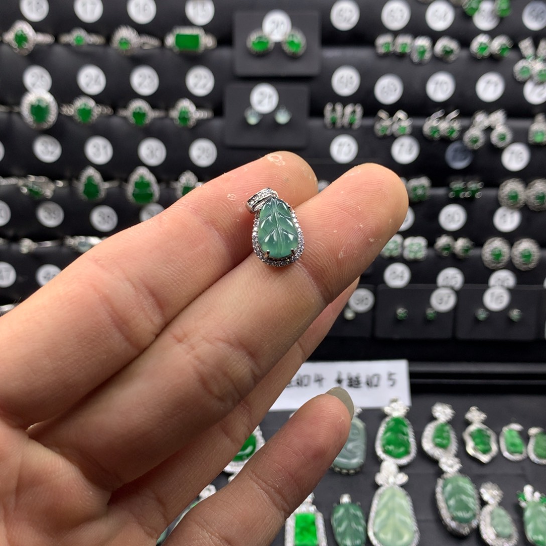 樱****翡翠未镶嵌颈饰吊坠