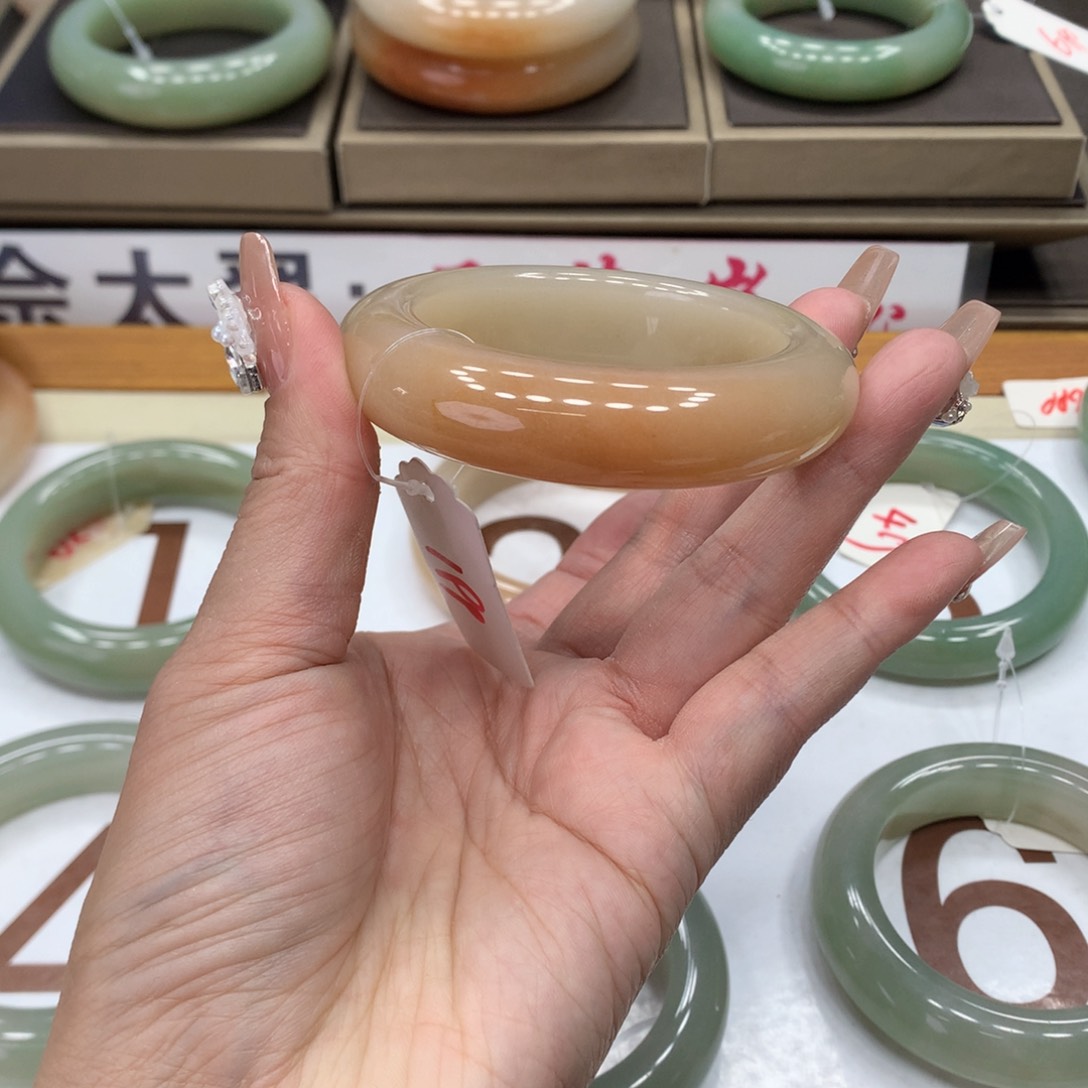 石英质玉未镶嵌手镯好****.