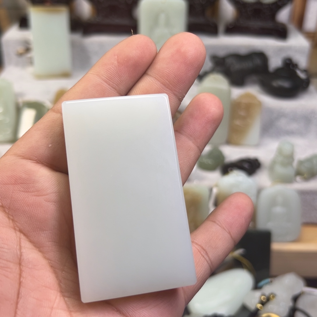 和田玉颈饰未镶嵌梦**花