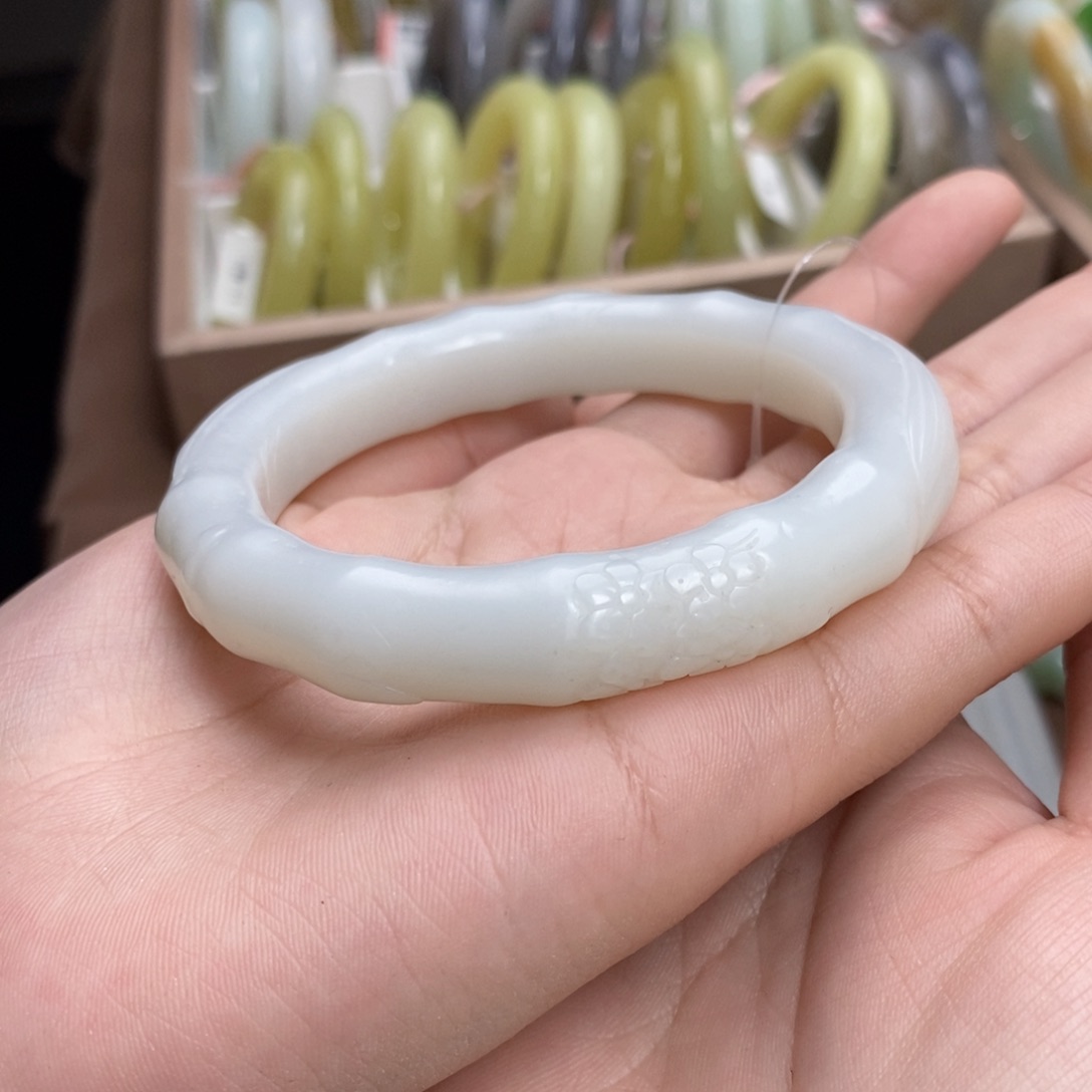 ****锐和田玉未镶嵌手镯