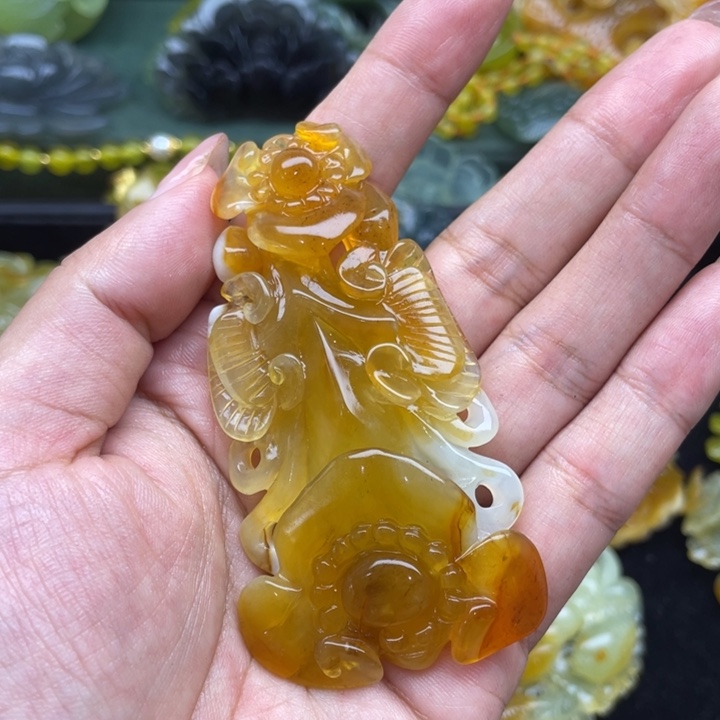 海***话蛇纹石玉未镶嵌颈饰