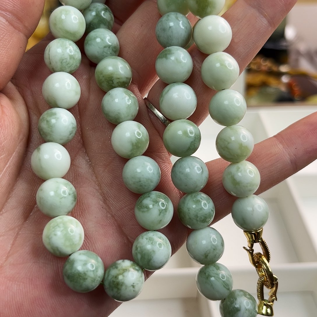 蛇纹石玉颈饰未镶嵌