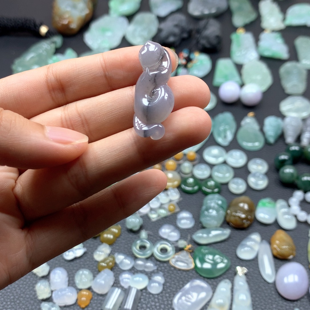 翡翠未镶嵌颈饰蛇