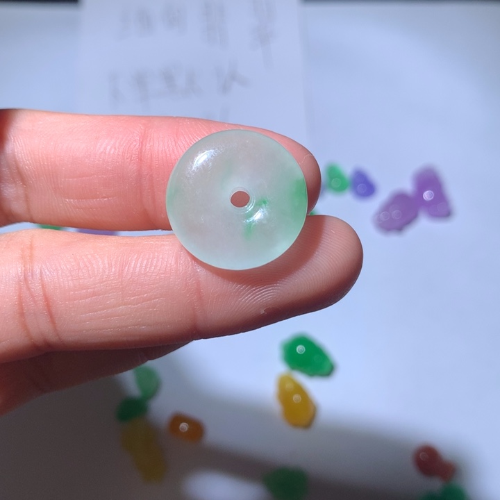 爱***媛翡翠未镶嵌颈饰挂件