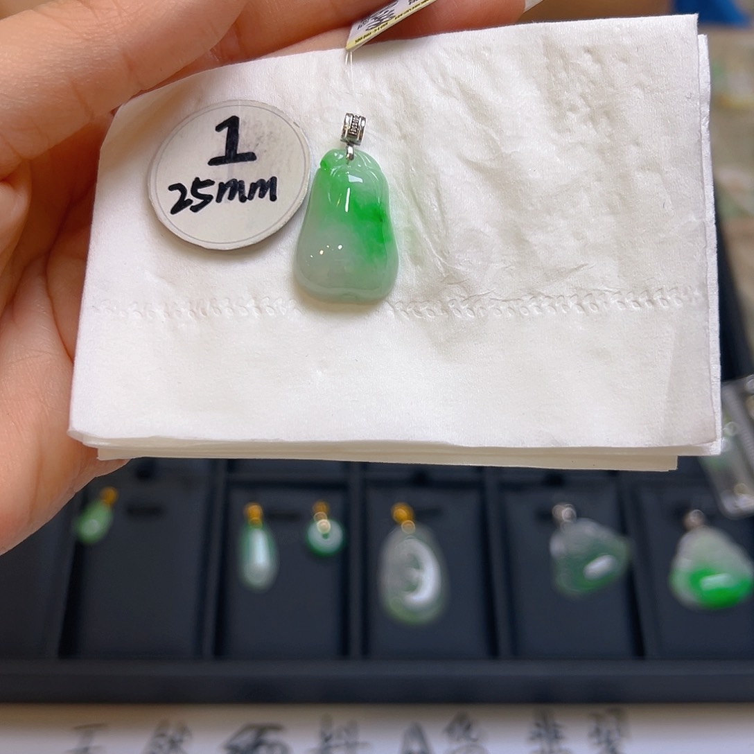 翡翠颈饰18K金镶嵌翡翠