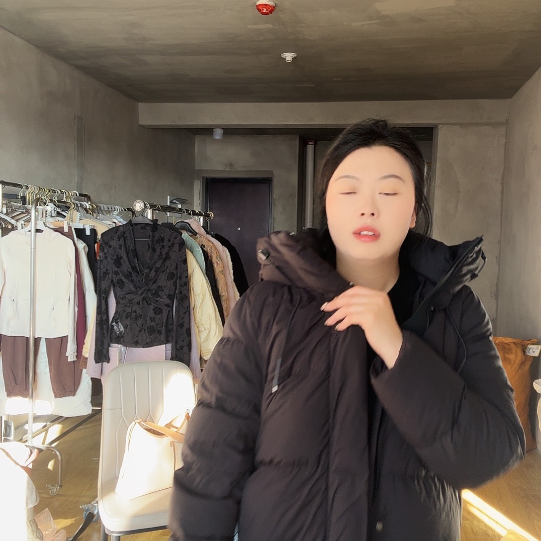 L***~黑色L外套。      