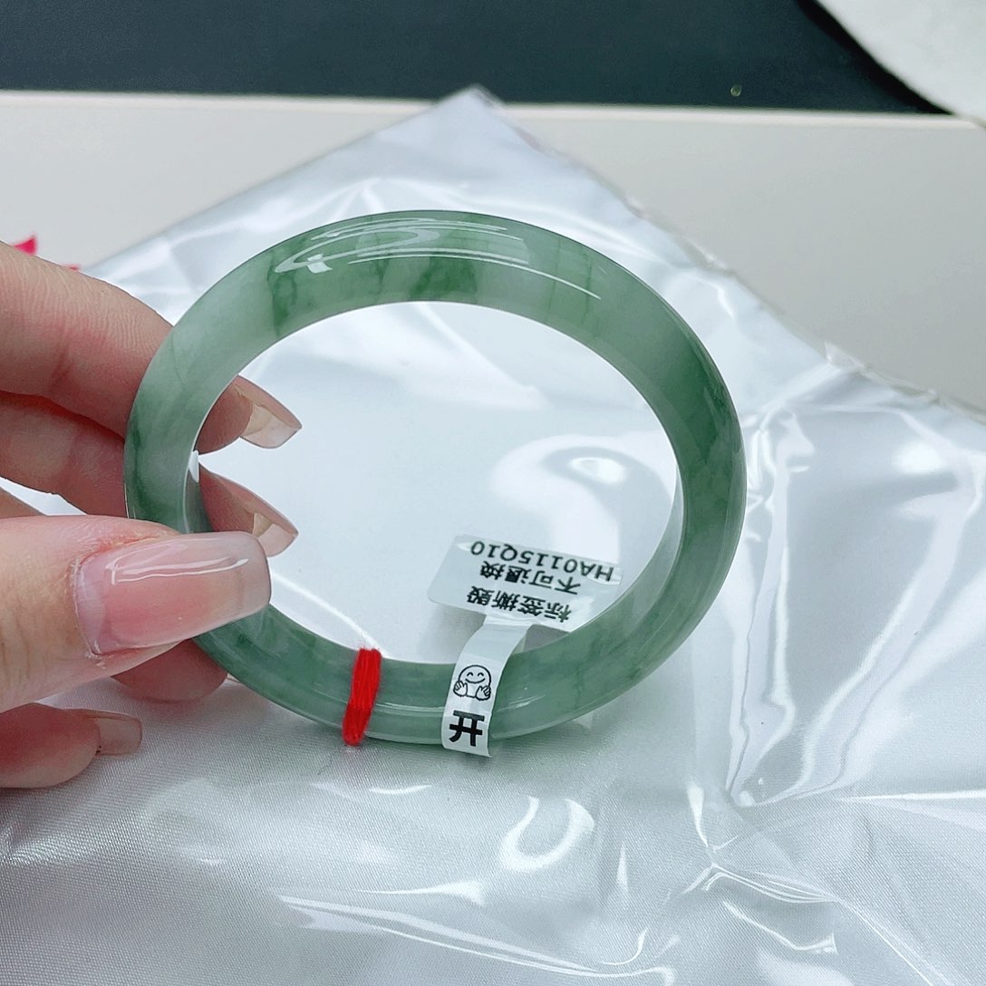 翡翠手镯未镶嵌正57