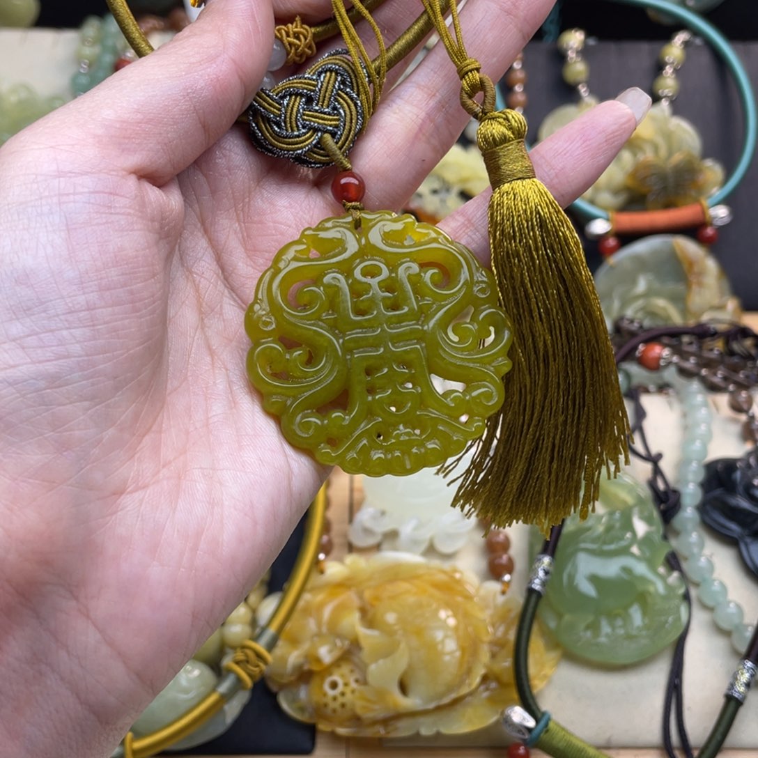 蛇纹石玉颈饰未镶嵌