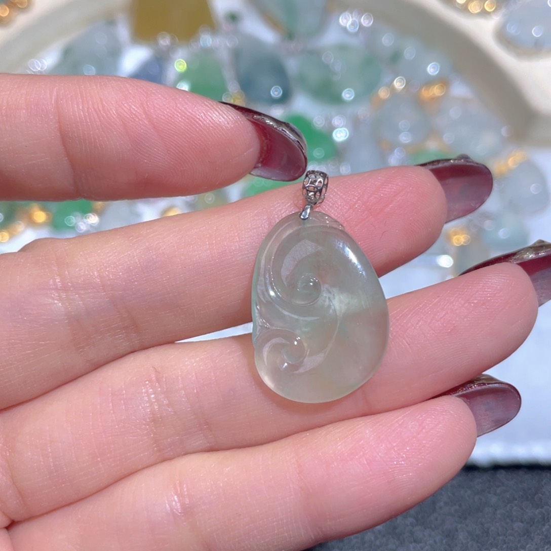 翡翠颈饰18K金镶嵌翡翠