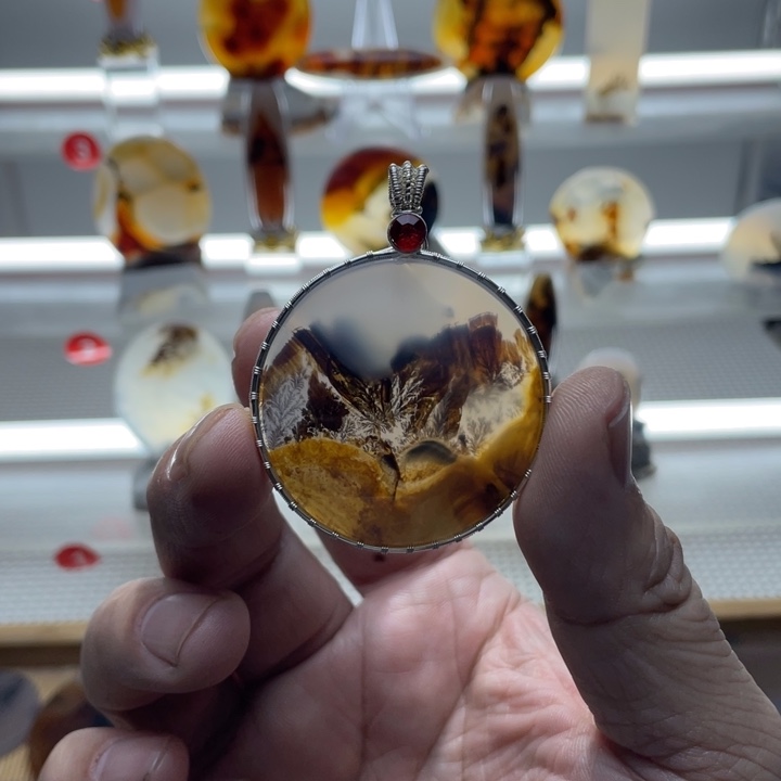 昆***。玛瑙/玉髓未镶嵌颈饰