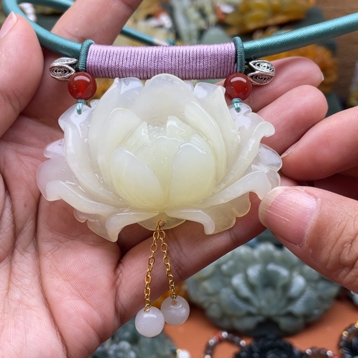 蛇纹石玉吊坠未镶嵌