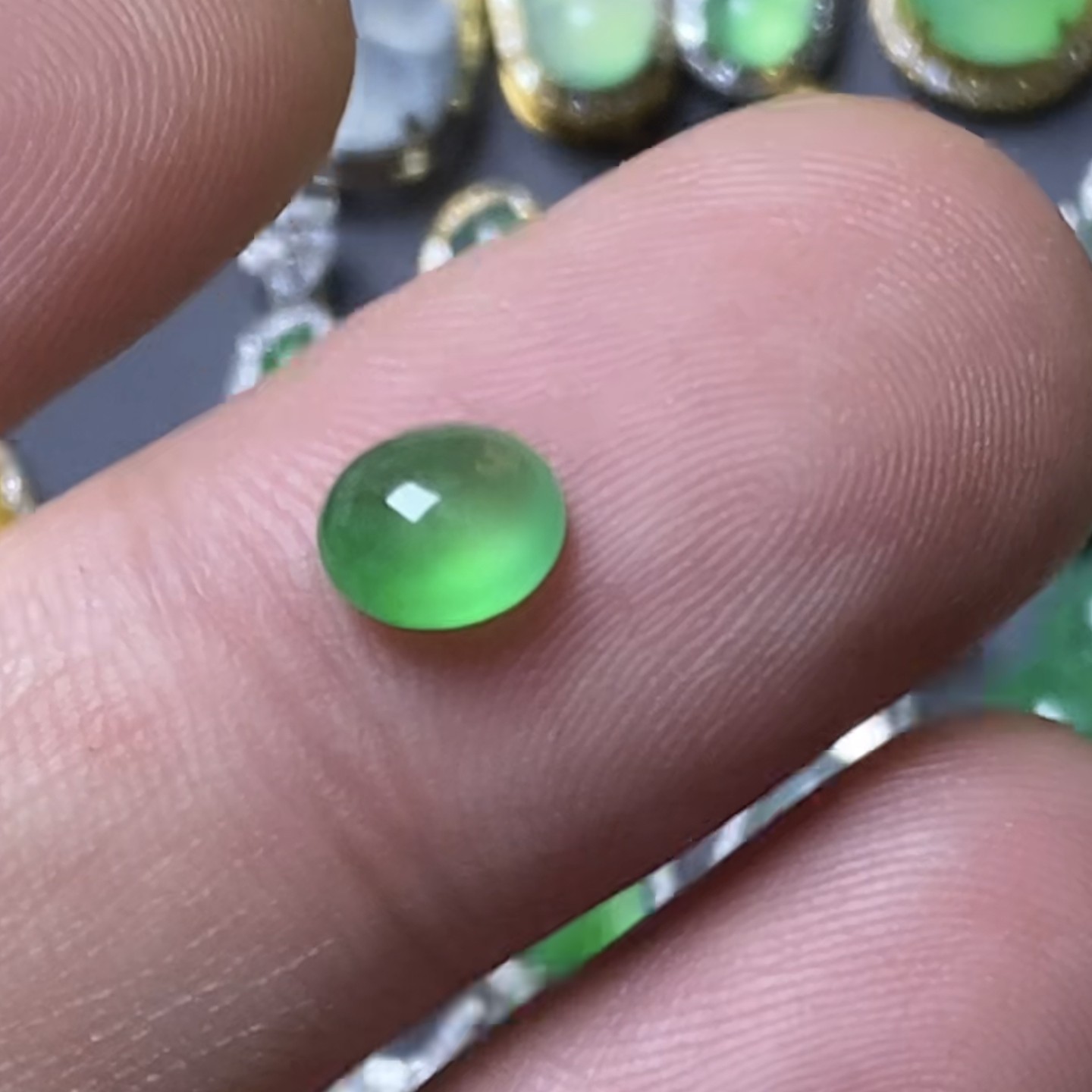 缅甸翡翠A货玻璃种蛋面挂件