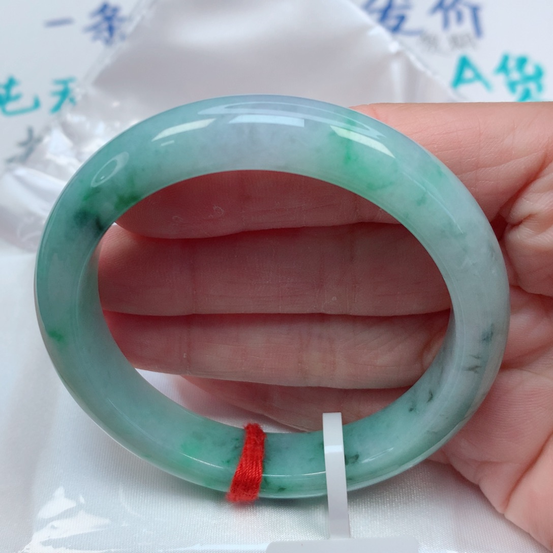 翡翠手镯未镶嵌55.6圈 飘果绿花