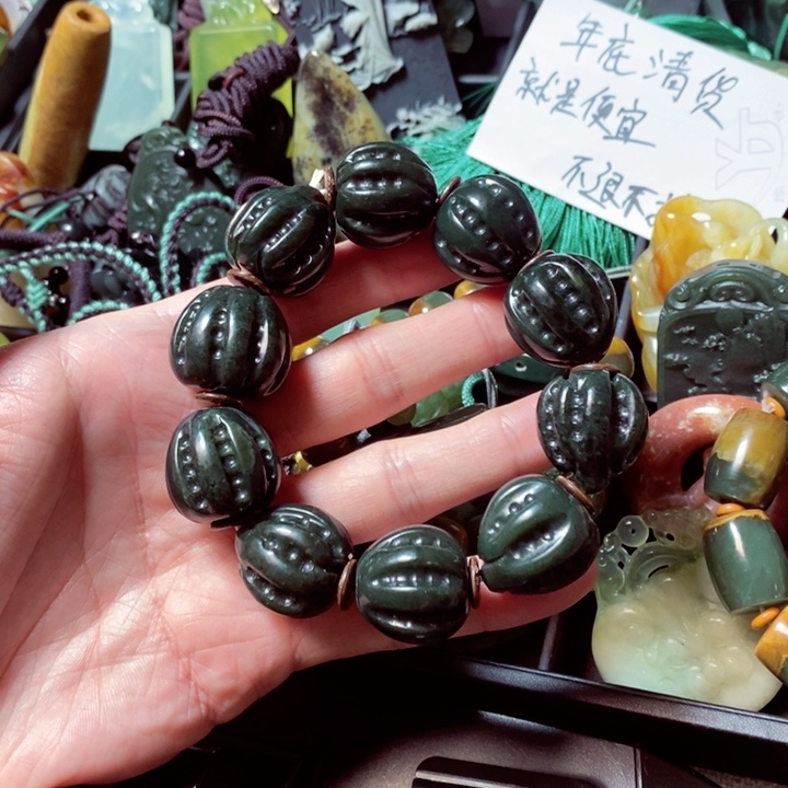 透闪石质玉颈饰未镶嵌