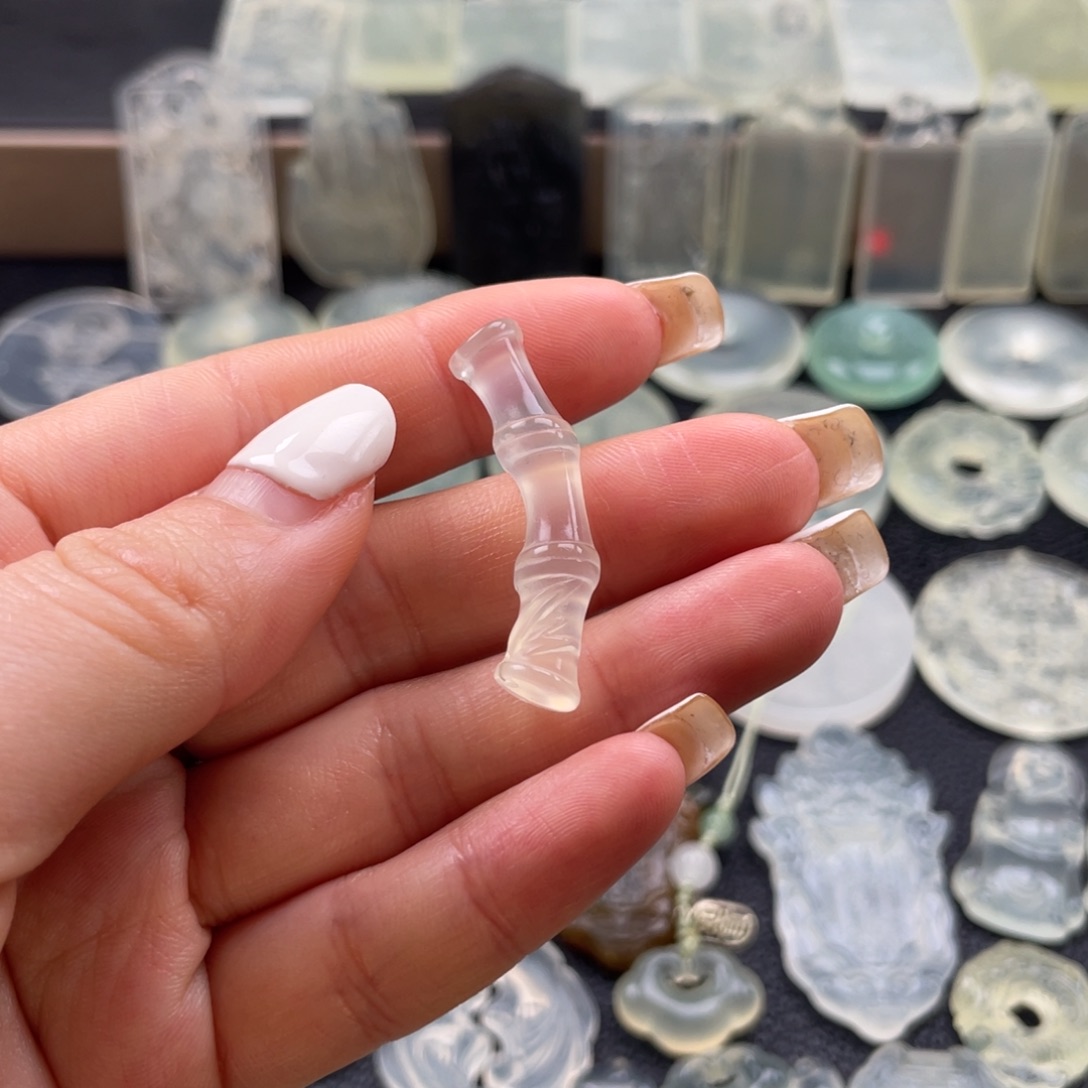 岫玉未镶嵌颈饰竹节