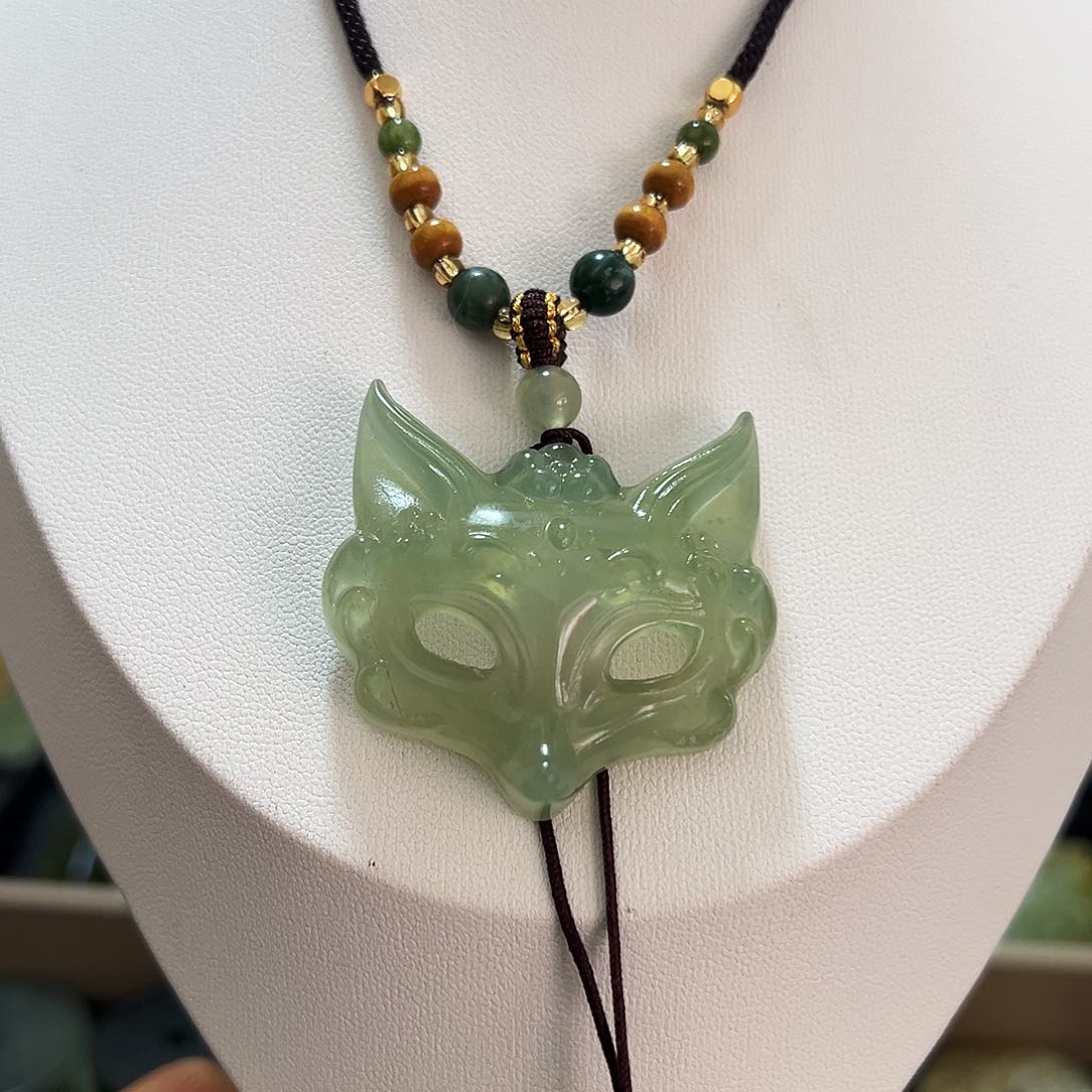 蛇纹石玉颈饰未镶嵌