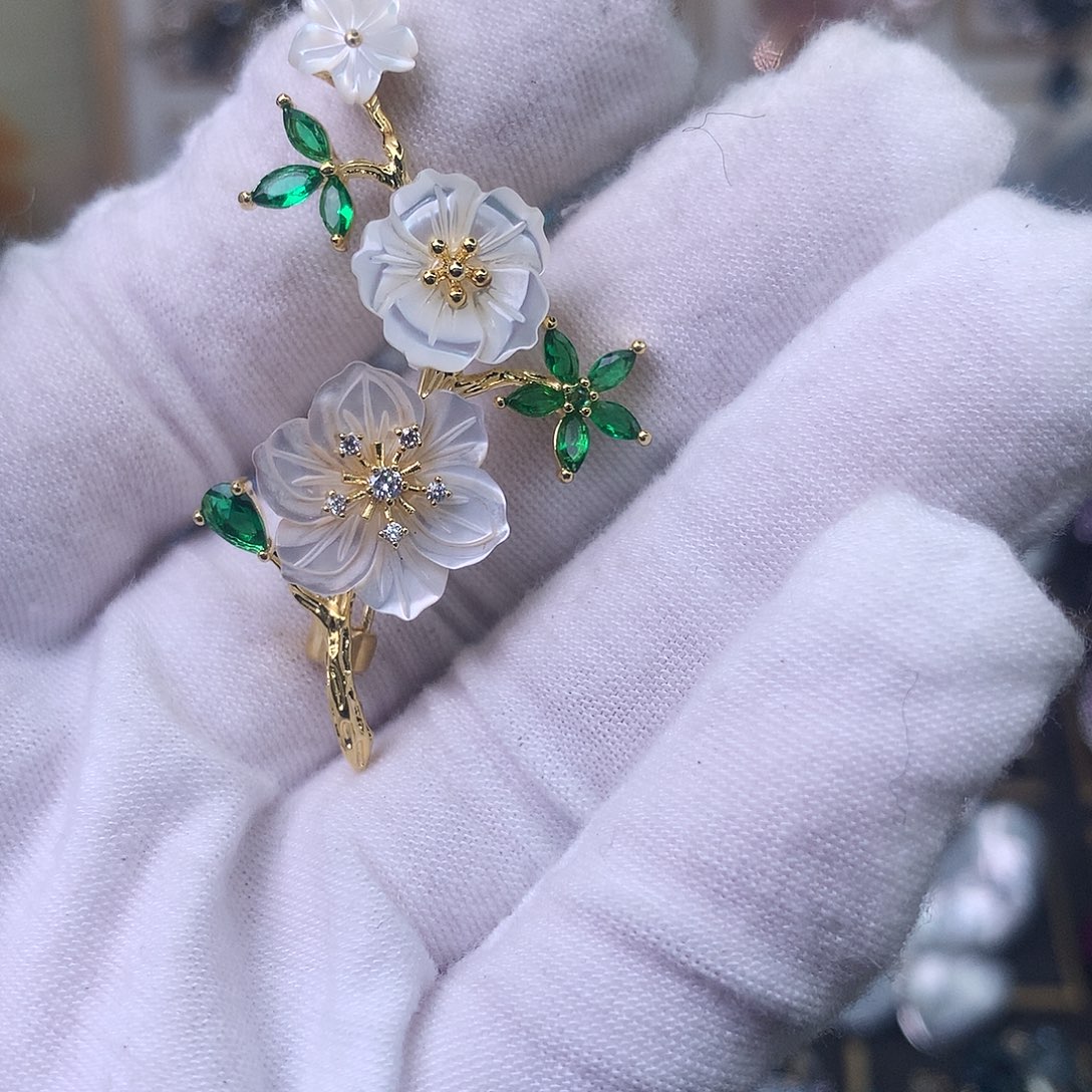 合成立方氧化锆铜胸针