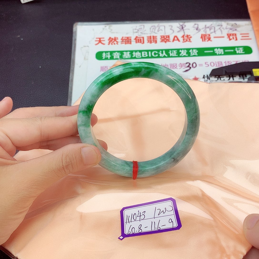 翡翠手镯未镶嵌翡翠