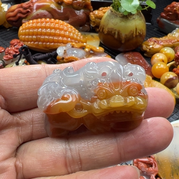 石英质玉（黄龙玉）颈饰未镶嵌
