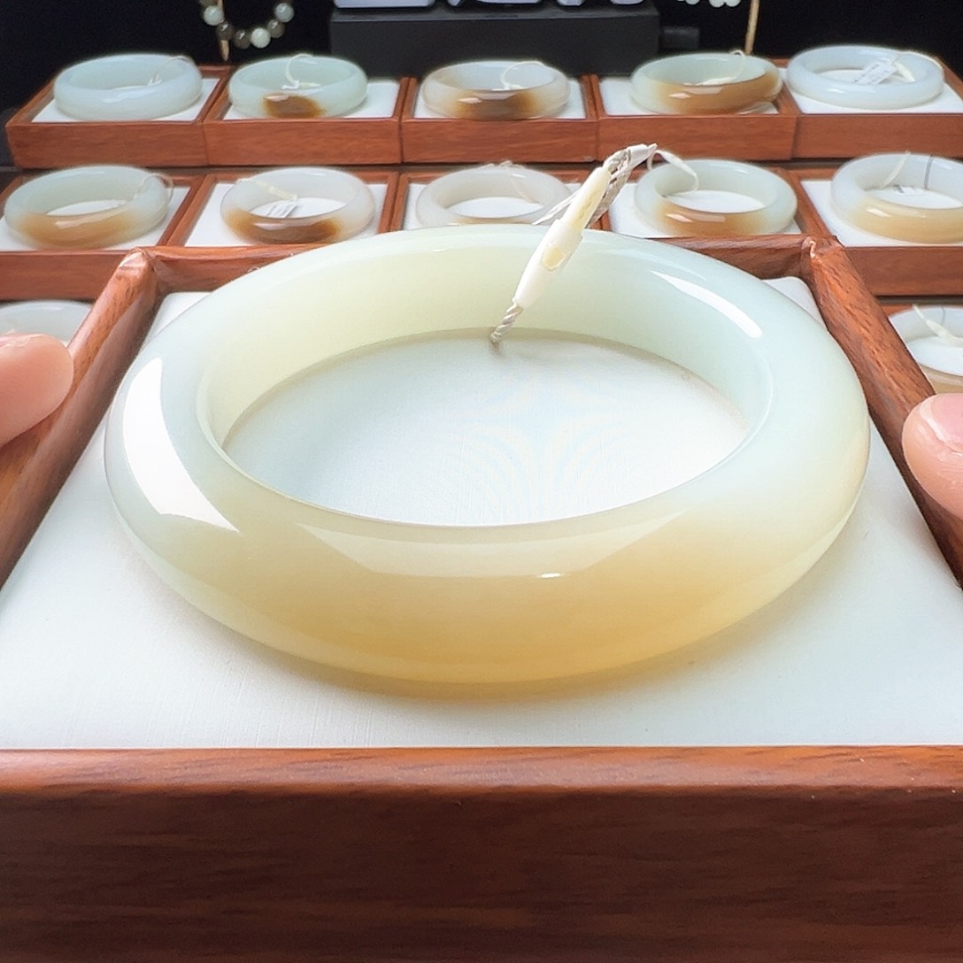 和田玉手镯未镶嵌