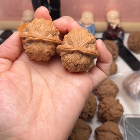 文玩核桃吊坠血麒麟