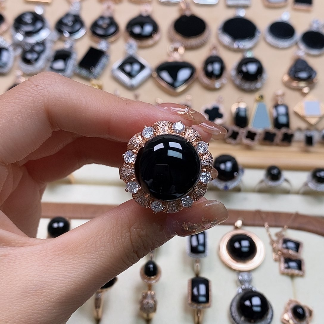 翡翠戒指18K金镶嵌向**生天然植物墨翠