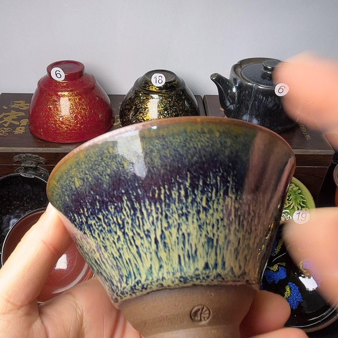 茶盏在你面前装着不在意